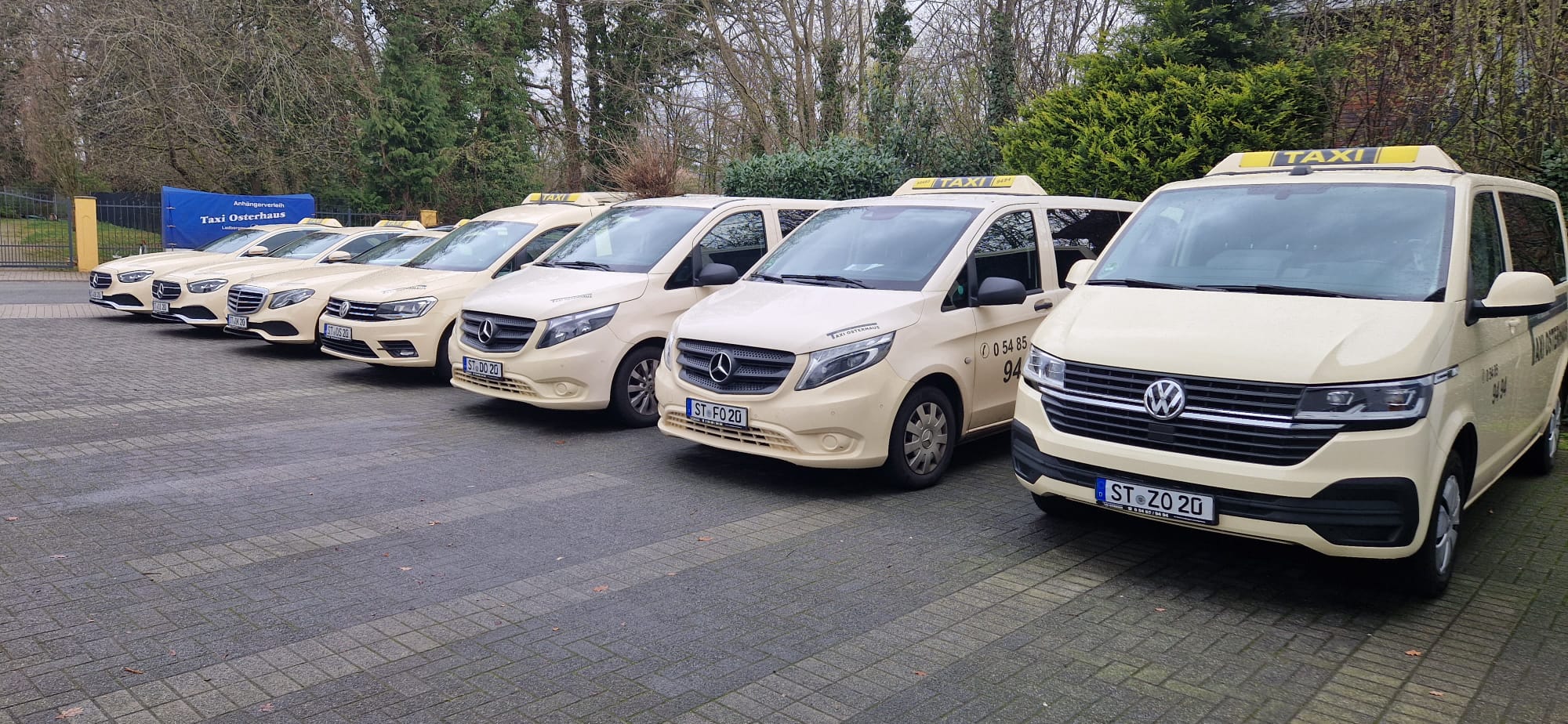 Fahrzeugflotte von Taxi Osterhaus – Mercedes und VW Taxis in Reihe